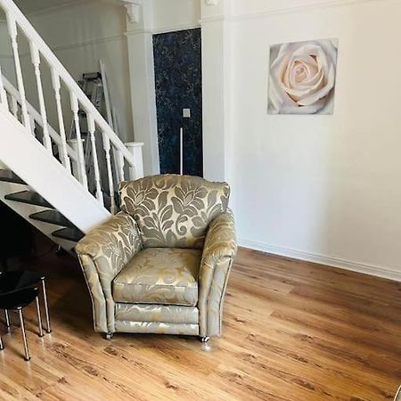 The White House - Cheerful 3 Bedroom Home In Wigan - Ince - Sleeps 7 - Parking - Work Space - Great Motorway Links المظهر الخارجي الصورة