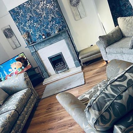The White House - Cheerful 3 Bedroom Home In Wigan - Ince - Sleeps 7 - Parking - Work Space - Great Motorway Links المظهر الخارجي الصورة