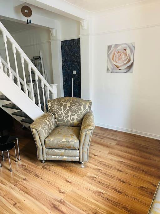 The White House - Cheerful 3 Bedroom Home In Wigan - Ince - Sleeps 7 - Parking - Work Space - Great Motorway Links المظهر الخارجي الصورة