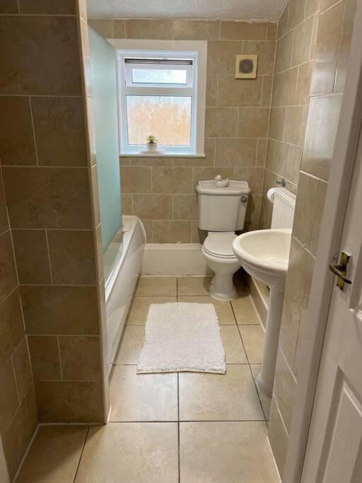 The White House - Cheerful 3 Bedroom Home In Wigan - Ince - Sleeps 7 - Parking - Work Space - Great Motorway Links المظهر الخارجي الصورة