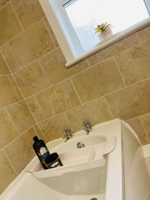 The White House - Cheerful 3 Bedroom Home In Wigan - Ince - Sleeps 7 - Parking - Work Space - Great Motorway Links المظهر الخارجي الصورة