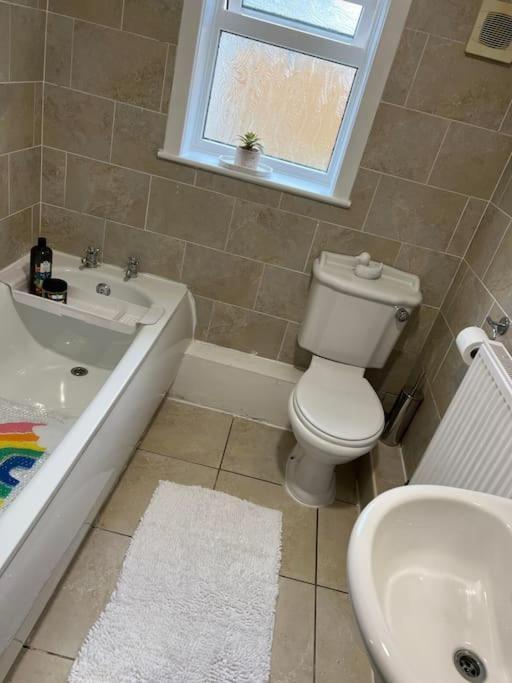 The White House - Cheerful 3 Bedroom Home In Wigan - Ince - Sleeps 7 - Parking - Work Space - Great Motorway Links المظهر الخارجي الصورة