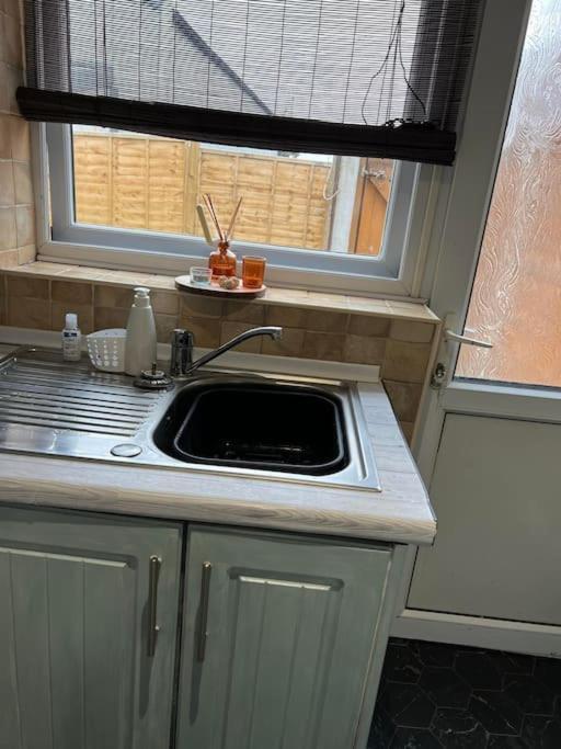 The White House - Cheerful 3 Bedroom Home In Wigan - Ince - Sleeps 7 - Parking - Work Space - Great Motorway Links المظهر الخارجي الصورة