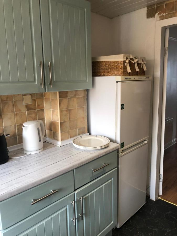 The White House - Cheerful 3 Bedroom Home In Wigan - Ince - Sleeps 7 - Parking - Work Space - Great Motorway Links المظهر الخارجي الصورة